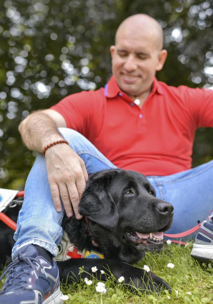 ROBERTO E IL SUO CANE GUIDA ATENA
